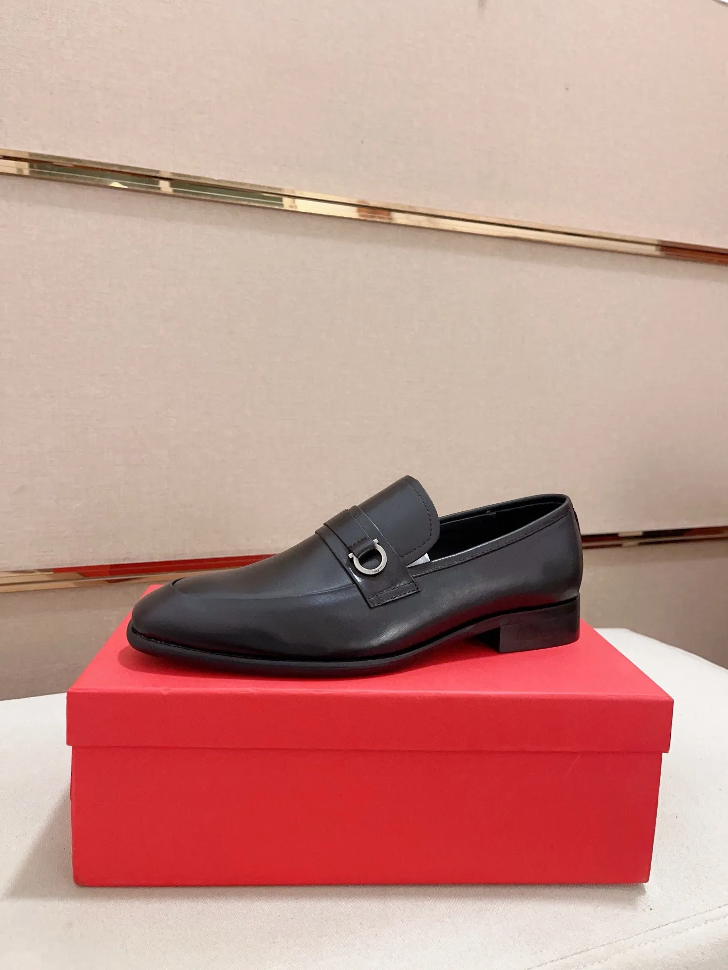 Men's shoes💰: 540💰 High version Ferragamo quality! 🆕🆕Exclusive hot-selling products in stock🔥🔥New products on the shelves, high-quality shoes, high-end driving shoes, with complete packaging! 💪 💪 Material: imported patented cowhide 🐂 + imported high-quality water-dyed cowhide lining + wear-resistant outsole 👍🏻👍🏻 Features: high-end and comfortable, purely handmade 🚀 🚀 Create the perfect shoes that suit you best 🔥 🔥 Size: (38-44) Can be customized 45 non-returnable!